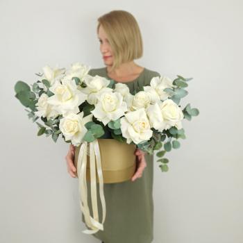 Букет белые розы в золотой коробке